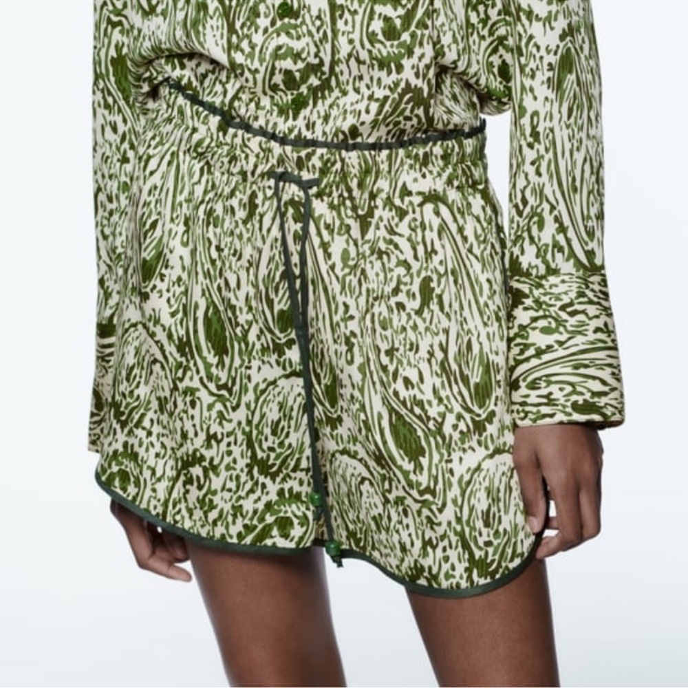 NWOT ZARA PRINTED SATIN EFFECT SHORTS Ecru / Green